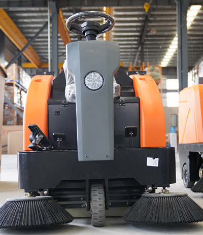 小型清扫车的选择:效率与环保并重